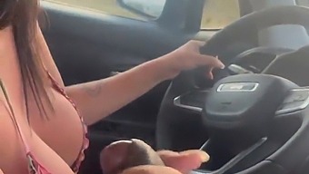 Zrzavá Máma Dává Kouření Svému Nevlastnímu Synovi Na Autobusové Zastávce